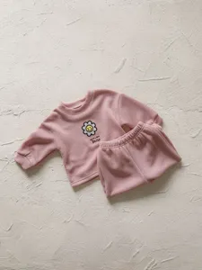 Conjunto de sudadera y pantalón corto acanalado rosa para niña con bordado de margarita.