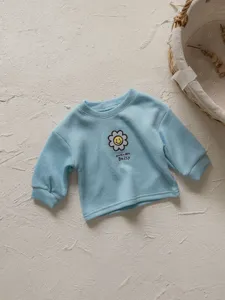 Lindo sueter de manga larga para nina con bordado de margarita y textura acanalada suave.
