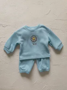 Conjunto de chándal informal de sudadera de manga larga y pantalones acanalados.