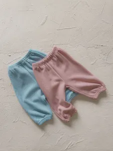 Detalle pantalón casual bebé acanalado, material elástico suave, cintura elástica.