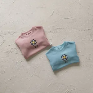 Conjunto de jerséis de punto de canalé fino para niñas con bordado de margarita en rosa y azul.