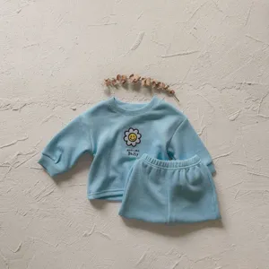 Conjunto de sudadera de manga larga y pantalones cortos de canalé para niña con bordado.