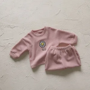Conjunto de sudadera y pantalón acanalado rosa para niña con lindo bordado de margarita.