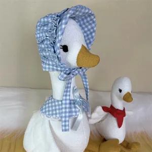 Leuke blauwe ruit huisdier hoed en slabbetje set met pluche gans design, ideaal voor katten en honden.