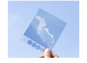 Nahaufnahme eines dekorativen Aufklebers mit blauem Himmel und Wolken Motiv für Handbuchen.