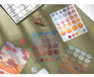 Detailaufnahme von ästhetischen Farbverlauf Sonnenuntergang Wolken Stickern mit runden Motiven.