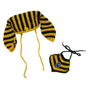 Set costume faraone per animali domestici all'uncinetto con strisce gialle nere e bavaglino gemma.