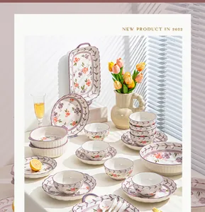 Bloemige keramische servies set, elegante kommen en borden voor huis en mooie cadeaus.