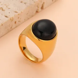 Bague plaque or en acier inoxydable avec pierre ovale noire detail gros plan bijou chic