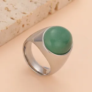 Bague en acier inoxydable avec pierre verte, détail de bijoux de luxe minimalistes.