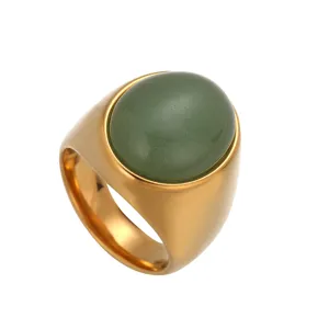 Gros plan détaillé de la large bague en acier inoxydable avec une pierre verte ovale.
