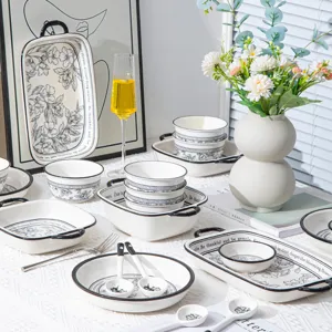 Set di stoviglie in ceramica elegante con design floreale, ciotole e piatti per cucina.