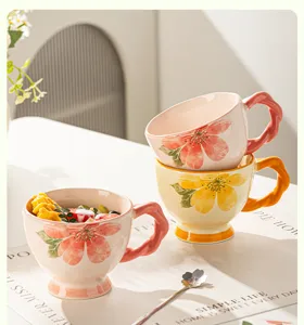 Tazza da caffè in ceramica tazza da colazione con design floreale e manico per uso quotidiano.