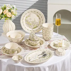 Service de vaisselle en céramique japonaise avec motif floral élégant, bols et assiettes.