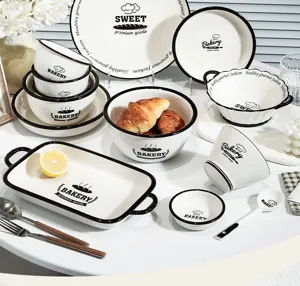 INS-stijl keramische servies set met zwarte rand, porseleinen kommen en borden voor thuisgebruik.