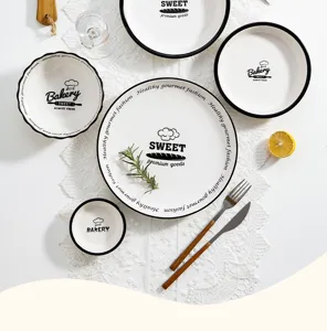 Noordse stijl keramische servies set met zwarte rand and Engelse letters voor tafel.