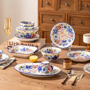 Zomerse bloemen keramisch servies set, ondereglazuur kleurrijke kommen en borden voor thuis.