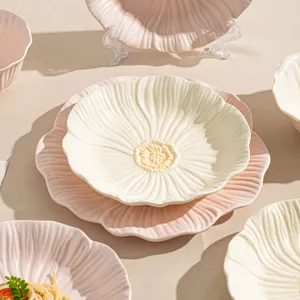 Set d'assiettes et bol en céramique relief floral, vaisselle élégante pour la cuisine.