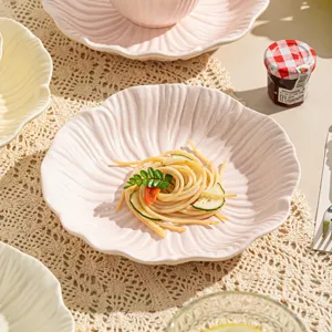 Assiette plate en céramique rose de style japonais avec design gaufré pour cuisine.