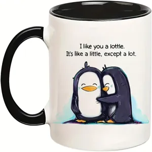 Schöne Keramik Kaffeetasse mit niedlichem Pinguin Motiv und schwarzem Henkel für das Büro.