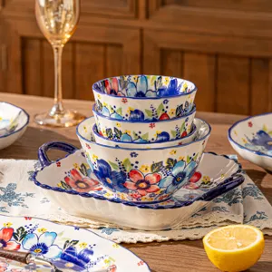 Handbeschilderd bloemen keramisch servies set met mooie kommen en serveerschaal voor thuis
