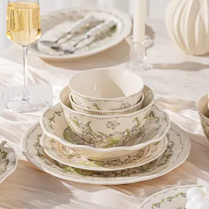 Elegante keramische servies set met fijn paars bloemmotief voor een stijlvolle eettafel.