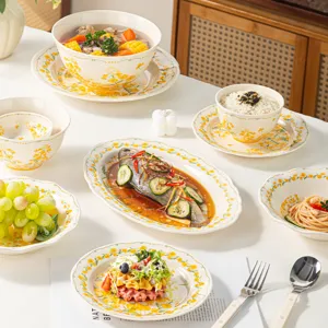 Service de vaisselle en céramique sous glaçure avec motif floral jaune pour la cuisine.
