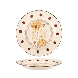 Keramisch dinerbord met schattige vintage konijnenillustratie, bruine stipjesrand en golf.