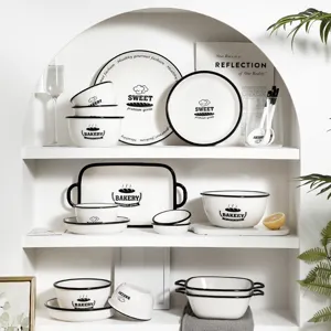 Minimalistische zwart-witte keramische servies set met borden, kommen en dienbladen.