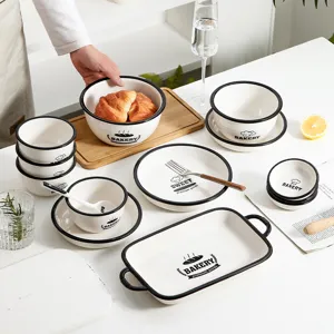 Keramisch servies set met zwarte rand en bakkerij print, elegante eetgerei kommen en borden.