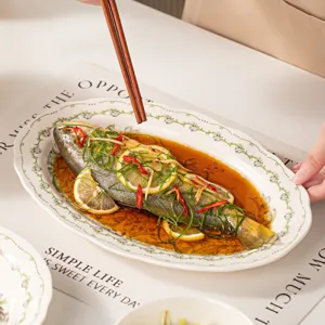 Plat à poisson en céramique colorée sous glaçage style japonais pour table à manger.