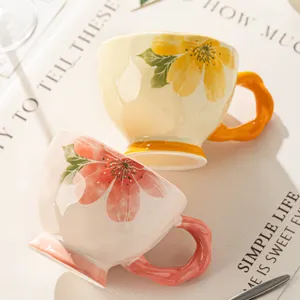 Tazza in ceramica con motivo floreale e bordo dorato, elegante tazza da caffe per uso domestico.