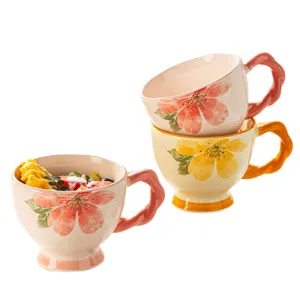 Tazza da caffè in ceramica di alta qualità con motivo floreale, design elegante per la colazione.