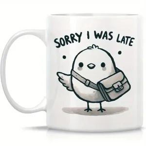 Detalle en primer plano de taza de cerámica blanca con divertido estampado de pájaro.