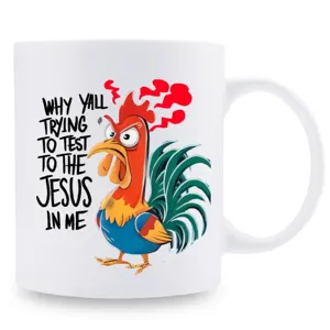 Vista detallada de taza de cerámica blanca con gráfico de gallo enojado y texto divertido.