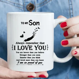 Primer plano detallado de una taza de café de cerámica blanca con cita inspiradora.