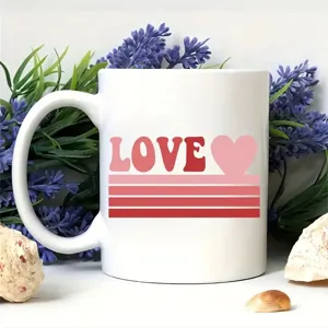 Taza de cafe de ceramica blanca con texto retro LOVE y corazon rosa para oficina.