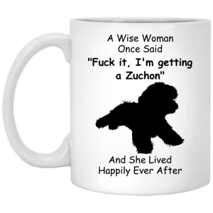 Primer plano detallado de taza de cerámica blanca con frase divertida y silueta de perrito.