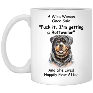 Primer plano detallado de una taza de café de cerámica blanca con ilustración de rottweiler y texto.