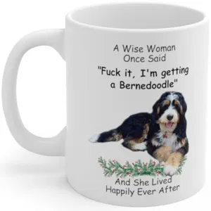 Primer plano de taza de cerámica blanca con impresión de perro y texto divertido.