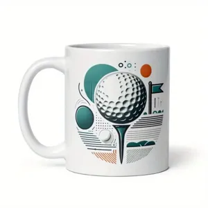 Detailaufnahme einer weissen Keramikkaffeetasse mit einem abstrakten Golfsport-Design.