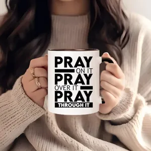 Klassische Keramik Kaffetasse mit inspirierendem Textdruck, ideal fuer Buero und Alltag.