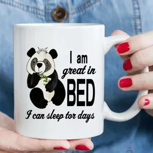 Weißer Keramik Kaffeebecher mit süßem Panda Motiv und lustigem Spruch für Büro.