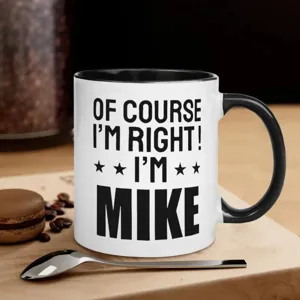Personalisierte Keramik Kaffeetasse Detailansicht mit individuellem Textdruck im Büro.