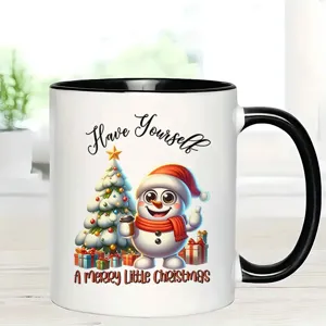 Detailaufnahme der niedlichen Weihnachtsschneemann-Keramiktasse auf einem sauberen Tisch.