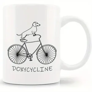 Detailaufnahme der weißen Keramiktasse mit sauberem Dackel-Fahrrad-Motiv und stabilem Henkel.