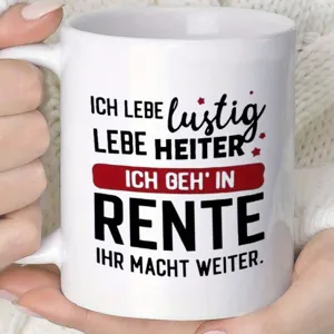 Detalle de taza de café de cerámica blanca con texto en alemán personalizado para regalo de jubilación.
