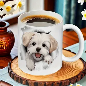 Nahaufnahme der weißen Keramik-Kaffeetasse mit süßem 3D-Hunde-Design auf Holz.