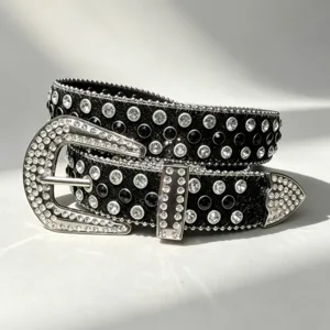 Vue détaillée d'une superbe ceinture de strass pour femme avec cristaux brillants et boucle.