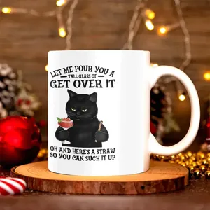 Tasse à café en céramique blanche avec motif de chat noir drôle et texte de citation humoristique.